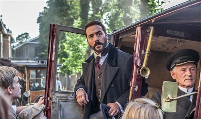 Jeremey Pivens plays Mr Harry Selfridge